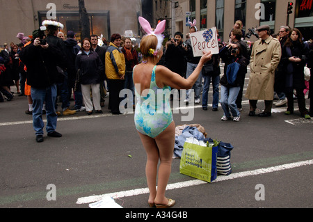 Migliaia di giro in un cupo Domenica di Pasqua per la parata annuale a turisti e residenti di New York è venuto nel loro domenica miglior abbigliamento per gawk all'whimsical di cappelli e abiti di persone indossavano Foto Stock