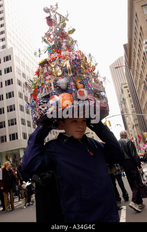 Migliaia di giro in un cupo Domenica di Pasqua per la parata annuale a turisti e residenti di New York è venuto nel loro domenica miglior abbigliamento per gawk all'whimsical di cappelli e abiti di persone indossavano Foto Stock