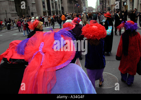 Migliaia di giro in un cupo Domenica di Pasqua per la parata annuale a turisti e residenti di New York è venuto nel loro domenica miglior abbigliamento per gawk all'whimsical di cappelli e abiti di persone indossavano Foto Stock