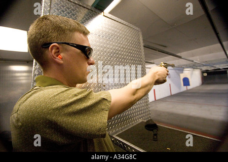 Sparatutto maschio in pratica di destinazione Las Vegas Nevada Shooting Gallery Foto Stock