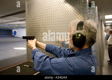 Sparatutto maschio in pratica di destinazione Las Vegas Nevada Shooting Gallery Foto Stock