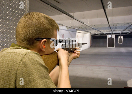 American indoor spari gamma sparatutto maschio in pratica di destinazione Las Vegas Nevada Shooting Gallery Foto Stock