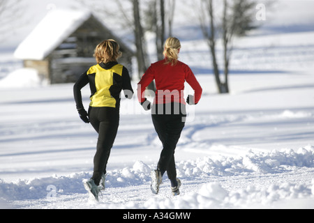 Jogging nella neve, Austria, Alpi Foto Stock