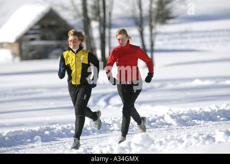 Jogging nella neve, Austria, Alpi Foto Stock