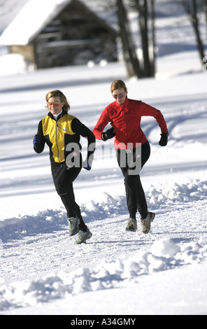 Jogging nella neve, Austria, Alpi Foto Stock