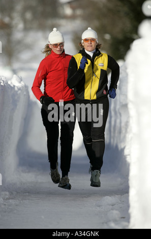 Jogging nella neve, Austria, Alpi Foto Stock