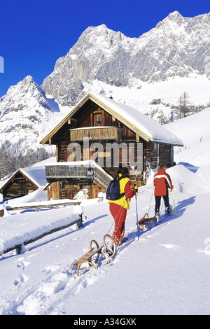 Il toboga, ritorno all'alpino cabine, Austria, Alpi Foto Stock