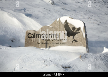 Paesaggio invernale della neve scozzese - Spittal of Glen Shee - National Park Boundary, Cairnwell, Cairngorms National Park Road Sign, Scozia, UK Foto Stock
