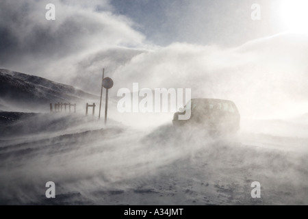 Scottish paesaggio invernale. Guida auto oltre il pericoloso Spittal di Glen Shee, il sito del centro di sci Braemar, Cairngorms National Park, Scozia Foto Stock