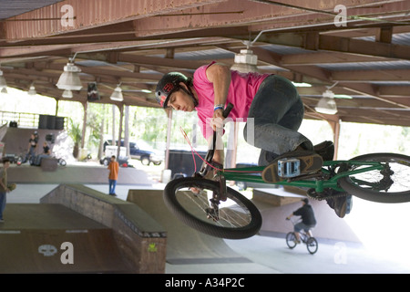 Biciclette BMX rider di eseguire manovre in BMX park in Ocala, Florida USA Foto Stock