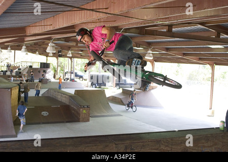 Biciclette BMX rider di eseguire manovre in BMX park in Ocala, Florida USA Foto Stock