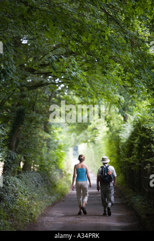 Walkers sul Cotswold Way National Trail betweeb Leckhampton Hill e Crickley Hill Foto Stock