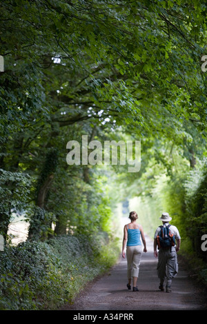 Walkers sul Cotswold Way National Trail tra Leckhampton Hill e Crickley Hill Foto Stock