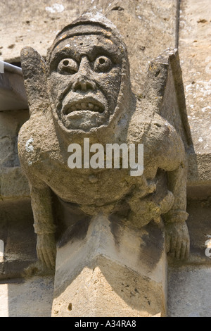 Weathered gargoyle colpite dalla pioggia acida chiesa di St Peters Winchcombe REGNO UNITO Foto Stock