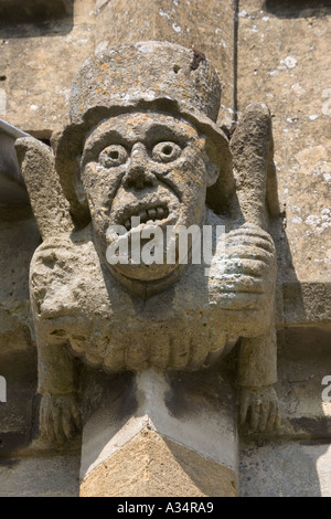 Weathered gargoyle eroso dalle piogge acide chiesa di St Peters Winchcombe REGNO UNITO Foto Stock