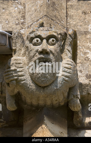 Weathered gargoyle colpite dalla pioggia acida chiesa di St Peters Winchcombe REGNO UNITO Foto Stock