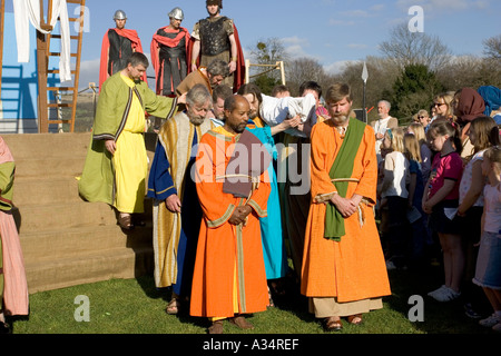 Discepoli a portare via il corpo di Gesù la Pasqua Prestbury Passion Play 2005 St Mary Nicholas chiese CHELTENHAM REGNO UNITO Foto Stock