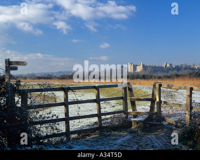 Il sentiero e stile in un gelido paesaggio di Arun valley con il castello al di là d'inverno. Arundel West Sussex England Regno Unito Gran Bretagna Foto Stock