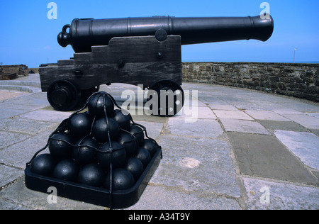 Il Cannone e palle, Castello di trattativa, trattare, Kent, Regno Unito Foto Stock