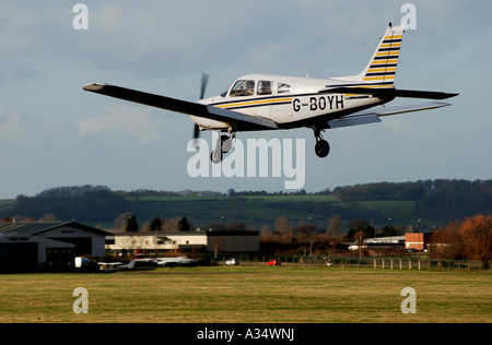Piper PA 28 151 Warrior aerei di atterraggio a Gloucestershire Airport, Staverton, Gloucestershire, England, Regno Unito Foto Stock