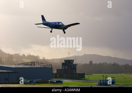 Piper PA28 Cherokee 180 aerei di atterraggio a Gloucestershire Airport, Staverton, Gloucestershire, England, Regno Unito Foto Stock