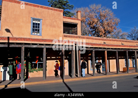 Gli amanti dello shopping a piedi sulla passerella coperta ultimi negozi in Town Square Plaza, Santa Fe, New Mexico Foto Stock