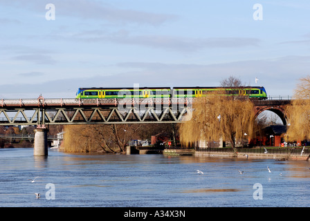 Treni passeggeri Varcando il fiume Severn a Worcester, Worcestershire, England, Regno Unito Foto Stock