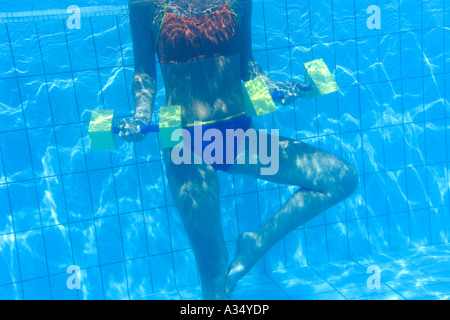 Junge Frau macht Aquaaerobic im Pool, giovane donna facendo aquaaerobic in piscina Foto Stock