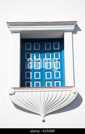 Finestra e un balcone del Ayuntamiento, Municipio, Parque Cespedes, Santiago de Cuba, Cuba Foto Stock