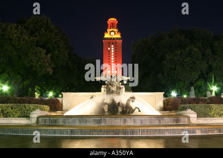 Il Clock Tower presso la University of Texas di Austin Accesa arancione dopo che i giocatori del Longhorn ha vinto la Nazionale 2005 Campionato di calcio Foto Stock