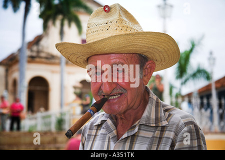 Il vecchio uomo di fumare un sigaro, Trinidad, Sancti Spiritus Provincia, Cuba Foto Stock