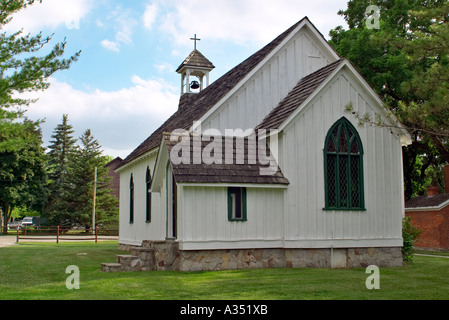 1800's semplice cappella, ancora in uso occasionale. Ontario città originariamente costruita sulla palla cade, Canada. Foto Stock
