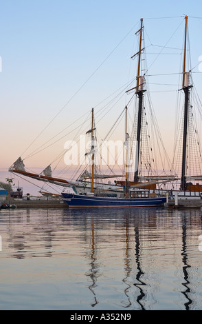 Tallships ancorata al porto di Toronto. Le vele verso il basso. Foto Stock