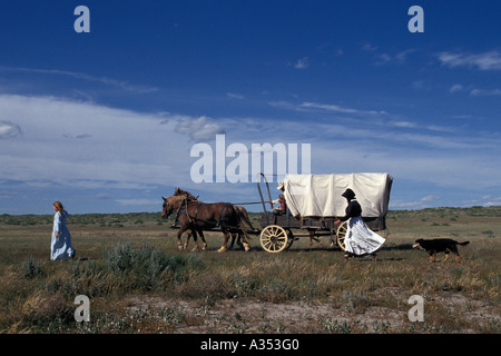 Pioneer famiglia attraversa prairie al Little Bighorn Custer battaglia re emanazione Crow Agency terre vicine Hardin Montana USA Foto Stock