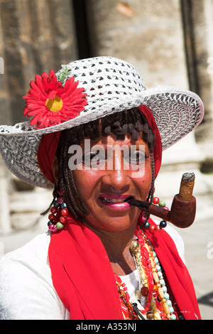 Signora fumare una pipe e sigari, Plaza de la Catedral, Havana, La Habana Vieja, Cuba Foto Stock