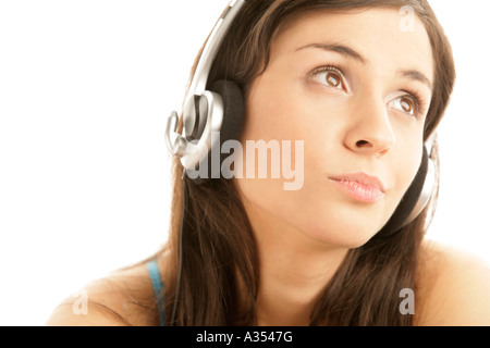 Giovane donna ascoltando la musica Foto Stock