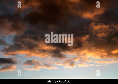 Le nuvole colorate nel cielo di sera Foto Stock