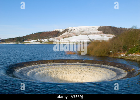 Scampanatura Ladybower overflow in inverno nel Derbyshire,Inghilterra, "Gran Bretagna" Foto Stock