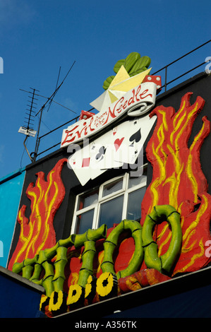 Segno colorato sopra tattoo studio contro il cielo blu di Chalk Farm Road Camden town london Foto Stock