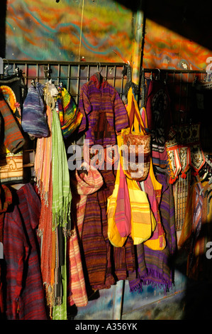 Chiusura del mercato di vendita di stallo vivacemente colorato tipo hippy di abbigliamento e accessori di moda, Camden Lock market, London, Regno Unito Foto Stock