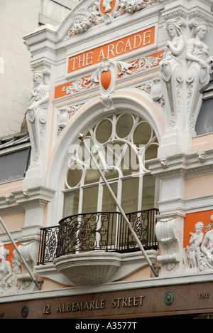 Facciata ornata al di sopra del Royal Arcade tra Old Bond Street e Albemarle Street London Inghilterra England Foto Stock