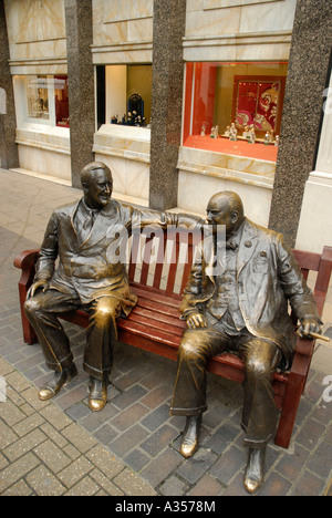 Statue di Churchill e Roosevelt seduta sul banco in Old Bond Street Londra Foto Stock