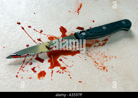 Un coltello da cucina con macchie di sangue su di esso Foto Stock