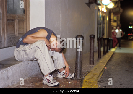 British vacanziere vomito dopo aver bevuto troppo in San Antonio, Ibiza, Spagna Foto Stock