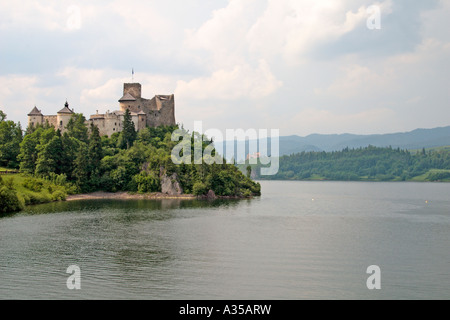 Il XIV secolo il castello Dunajec a Niedzica, Polonia, è in Pieniny Mountains Foto Stock