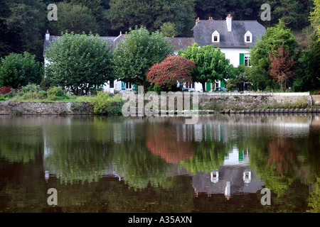 Casa francese che si affaccia sul fiume Blavet in Bretagna Francia Foto Stock