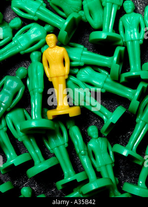Giallo uomo in piedi fuori dalla folla Foto Stock