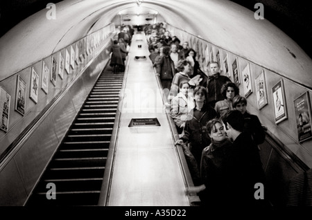 Escalator in Londra Inghilterra metropolitana Gran Bretagna REGNO UNITO Foto Stock