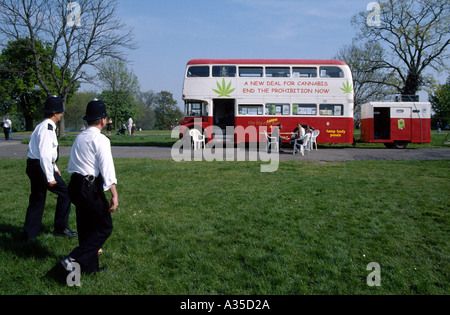 Double Deck bus utilizzato per sponsorizzare l'uso di marijuana durante il festival di Cannabis campagna, Brixton Londra, Inghilterra, Regno Unito Foto Stock