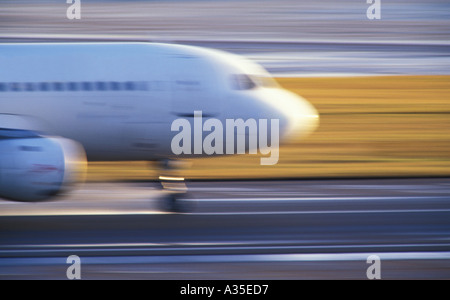 Atterraggio aereo. L'aereo tocca la pista. Velocità. Sfocatura Movimento. Primo piano. Sfondo sfocato. Foto Stock